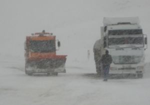 Kar ulaşımı kilitledi